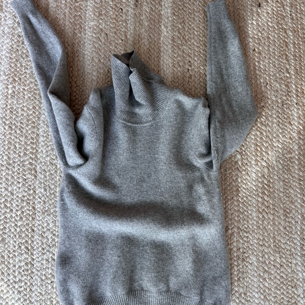 Uniqlo 100% wool turtleneck